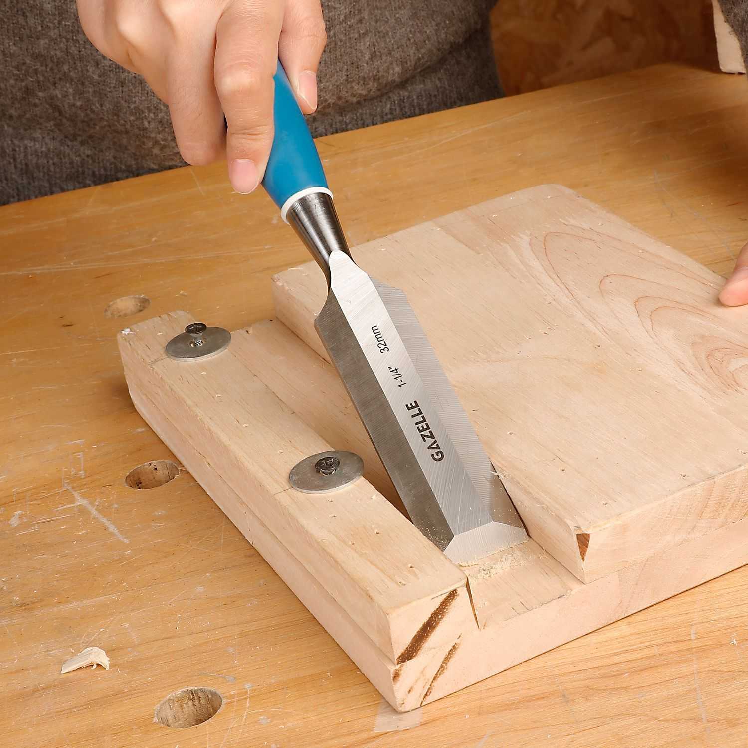 1 - 1/4 IN. Bevel Edge Wood Chisel (32mm)